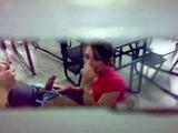 School vriendin geeft een vette blowjob in een verlaten klaslokaal