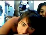 Twee hete lesbische meiden voor de webcam