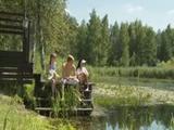 Een trio met twee tiener meisjes in de vrije natuur 