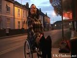 Sexy stoute meid in een rolstoel naakt