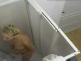 Studente stiekem gefilmd onder de douche tijdens het ma...