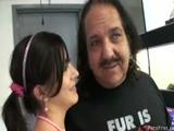 Porno legende Ron Jeremy neukt geil meisje