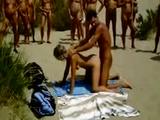 Oud stel neukt op nudisten strand met publiek