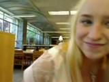 Blondje mastubeerd voor de webcam in de bib en squirt...