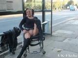 Meisje in rolstoel laat in het openbaar haar kut en tieten zien
