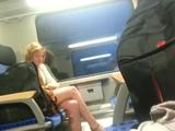 Voyeur probeert in de trein zijn slappe lul stijf te trekken