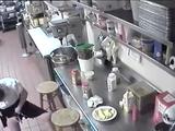Serveerster op hidden cam betrapt met worstjes