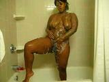 Zwarte BBW vrouw in de douche