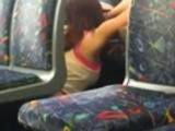 Jonge lesbinnes betrapt tijdens het beffen in de trein