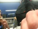 Stiekem filmt hij hoe hij zich zelf in de trein masturbeert